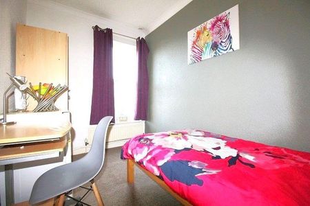 1 bedroom in a house share to rent - Photo 3