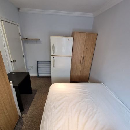 Room in a Shared House, Cross Way, NW10 - Photo 3