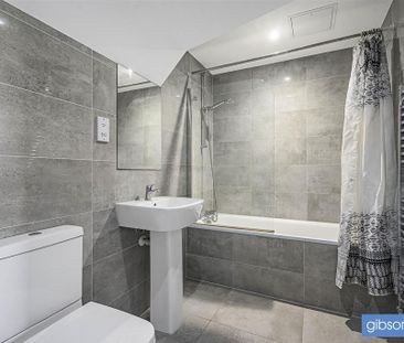 3 bedroom flat to rent - Photo 2