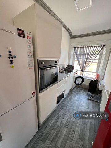 1 bedroom in a house share to rent - Photo 3