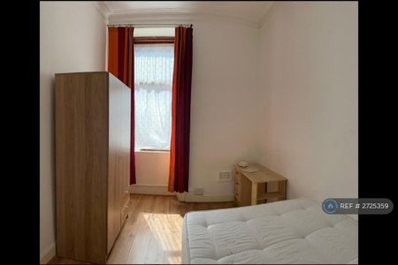 3 bedroom flat to rent - Photo 4