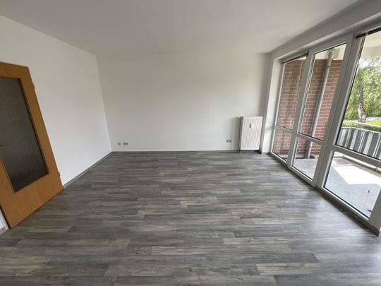 Renovierte 3-ZKB-Balkonwohnung in sehr schöner Anlage in Heppens zu vermieten! - Photo 1