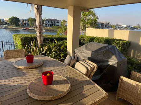 Helensvale - Photo 2