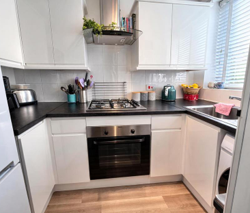 1 bedroom mews to rent - Photo 6