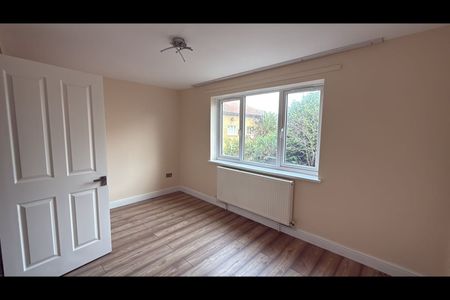 3 Bed Terraced House, Corn Way, E11 - Photo 2