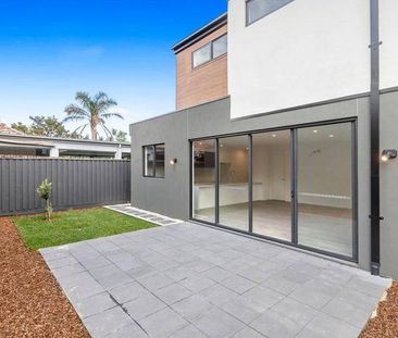 EXECUTIVE TOWNHOUSE | IMPRESSIVE DESIGN | CONVENIENT LOCATION - Photo 5