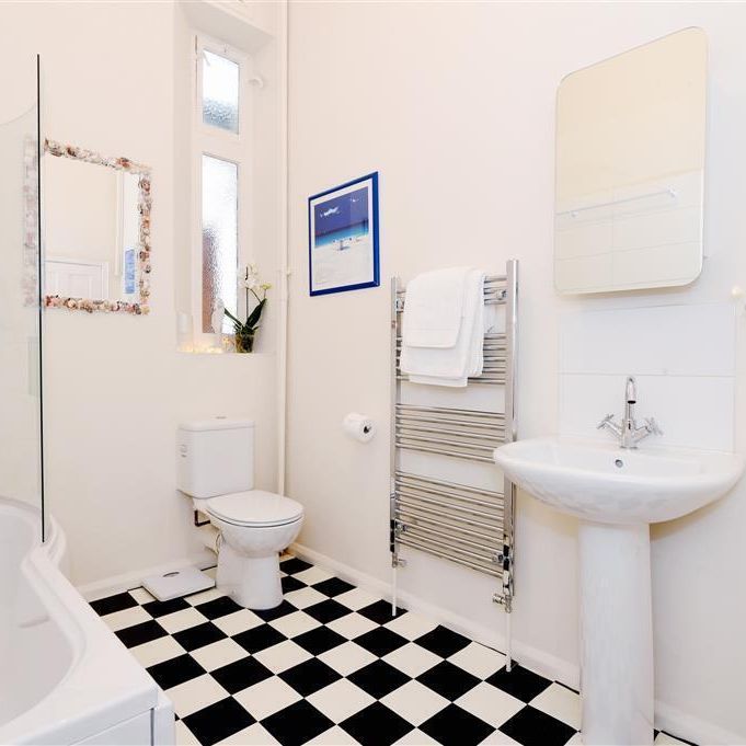 Park Terrace, BOGNOR REGIS - Photo 1