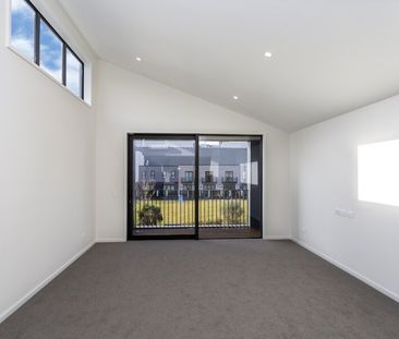 NEAR NEW spacious 2 bedroom townhouse in the city! - Photo 2