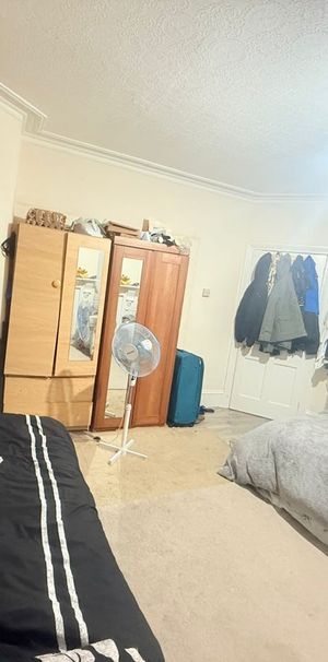 Room in a Shared House, Reigate Road, IG3 - Photo 2