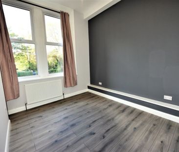 2 bedroom Flat in Springwood Road Flat 2, Leeds - Photo 3