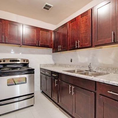 AMAZING 1 BDRM APT IN GREAT BUILDING (East York) - Photo 3