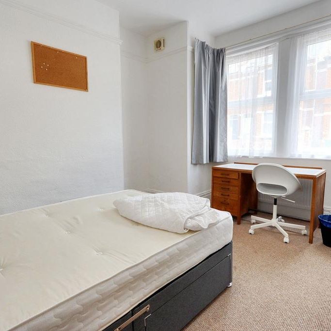 4 bedroom terraced house to rent - Photo 1