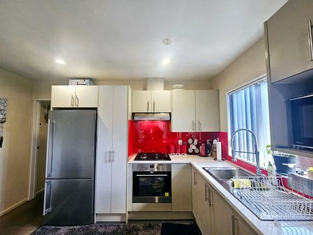 Charming 3-Bedroom Home in Mangere East - Photo 4