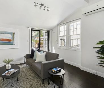 Bright & Renovated Edwardian with Off-Street Parking - Photo 5