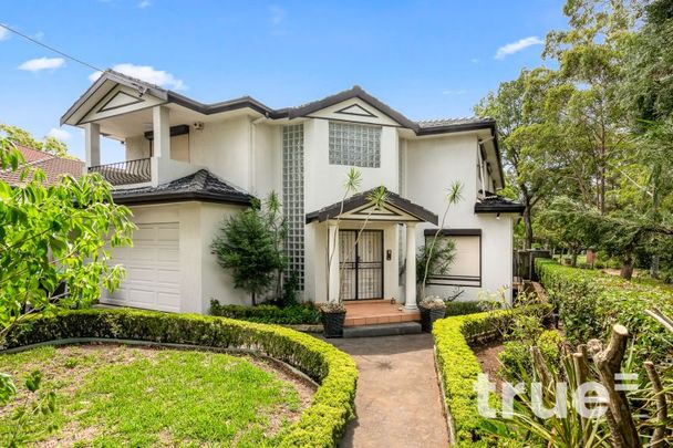 STUNNING FAMILY HOME IN IDEAL PARKSIDE LOCALE - Photo 1