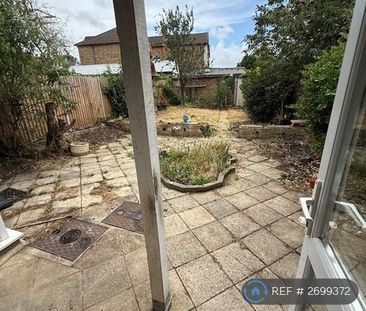 1 bedroom in a house share to rent - Photo 1