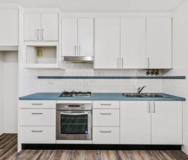 Stylish One Bedroom Oasis - Photo 3