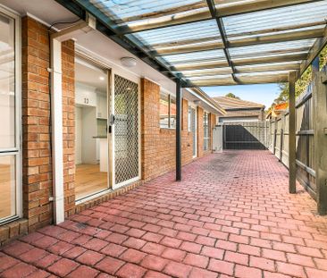 Stunning, Light filled, Spacious Villa Unit! - Photo 3