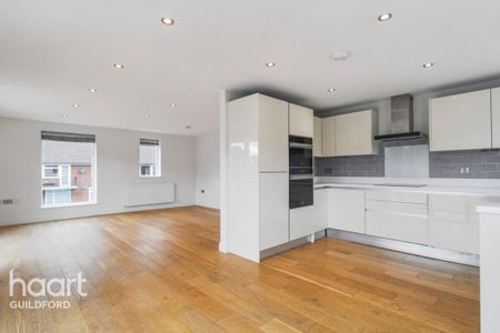 3 bedroom flat to rent - Photo 4