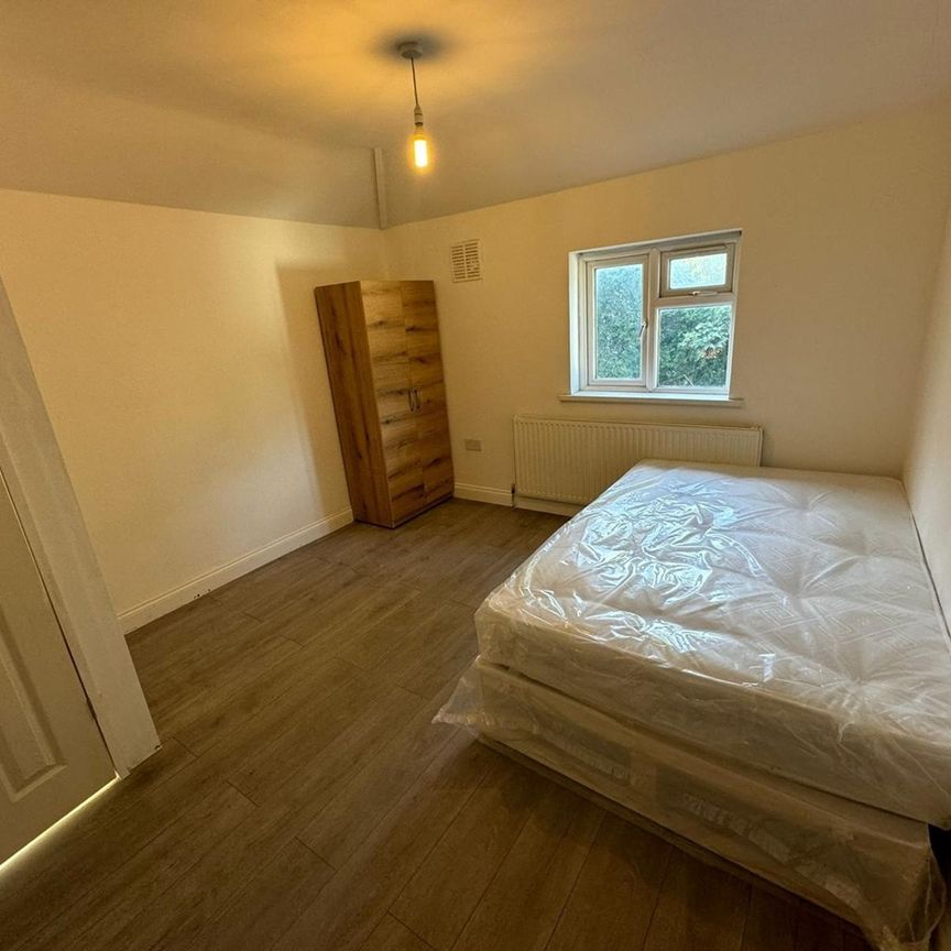 Studio Flat, Lyon Park Avenue, HA0 - Photo 1