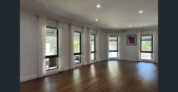 UNINTERRUPTED BUSHLAND VIEWS – 3 x 2 Home with Open-Plan Living, - Photo 1