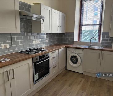 3 bedroom flat to rent - Photo 2