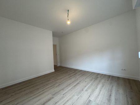 Gerenoveerd gelijkvloers appartement met tuin te huur - Photo 2