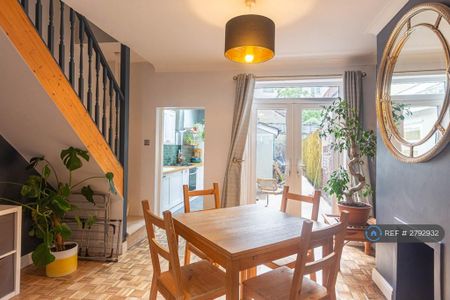 1 bedroom in a house share to rent - Photo 3