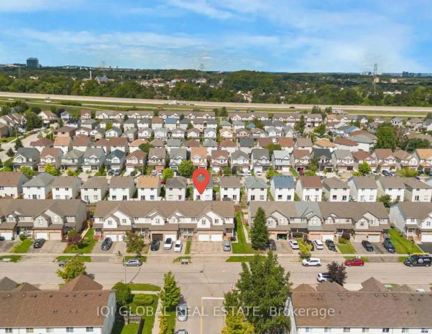 94 FOXGLOVE CRESCENT N — 3 Bedroom - Photo 1