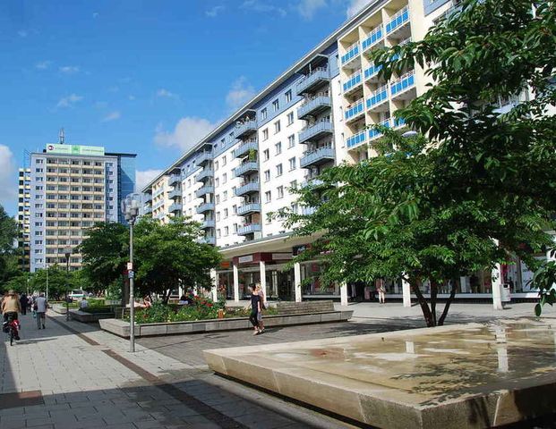 Direkt im Zentrum gelegene 2-Raum-Wohnung mit Einbauküche - Photo 1