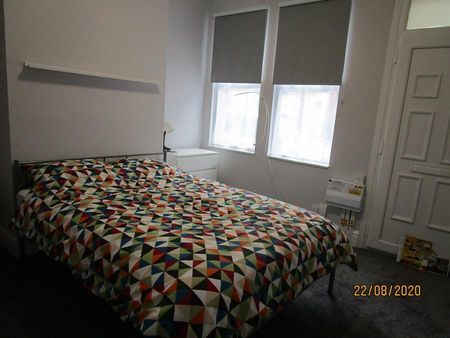 4 bedroom terraced house to rent - Photo 3