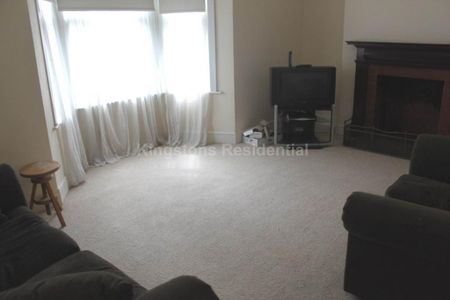 4 bedroom semi-detached house to rent - Photo 2