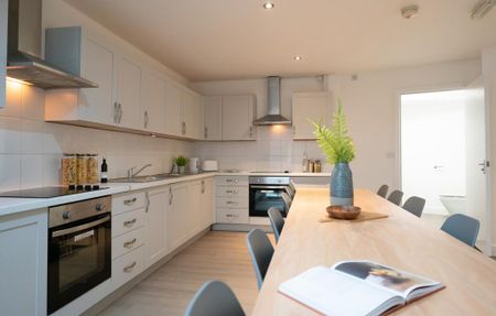 3 bedroom flat to rent - Photo 4