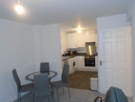 2 bedroom flat to rent - Photo 2