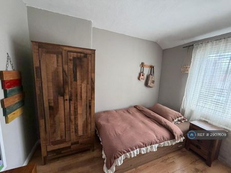 1 bedroom in a house share to rent - Photo 4