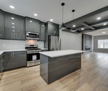 Premium Pet Friendly 3 Bed Main Floor House in Keswick-Double Garage — 3 Bedrooms Duplex - Photo 1