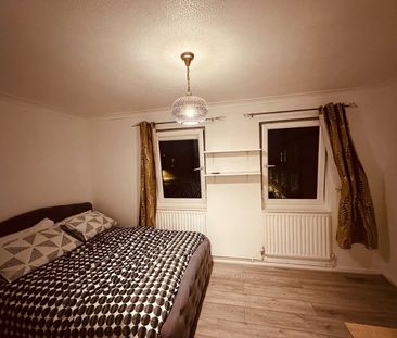 2 Bed Terraced House, Lyneham Walk, E5 - Photo 1