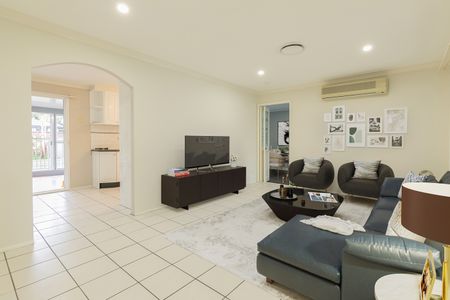 15 Wollaton Grove, Oakhurst NSW 2761 - House For Rent | Domain - Photo 5