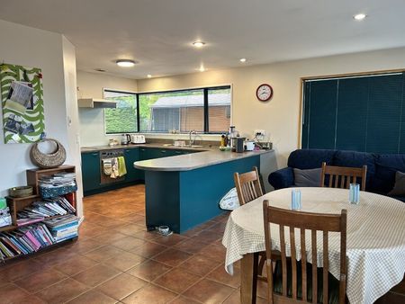 Spacious living - Photo 5