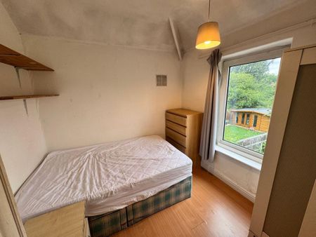 4 bedroom semi-detached house to rent - Photo 5