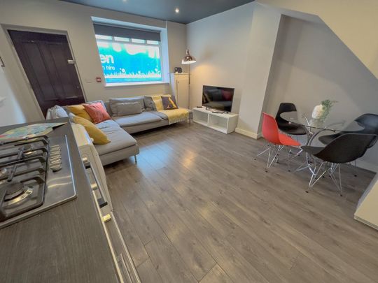 6 bedroom semi-detached house to rent - Photo 1