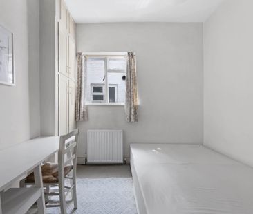 Bolingbroke Grove, Clapham, SW11 - Photo 2