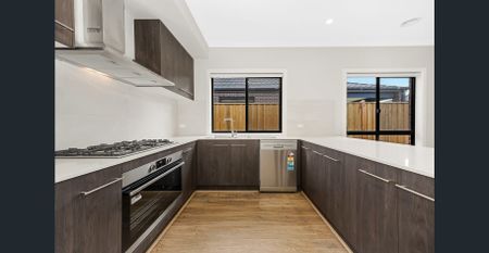 Beautiful & Stylish House in Cranbourne East - Photo 5