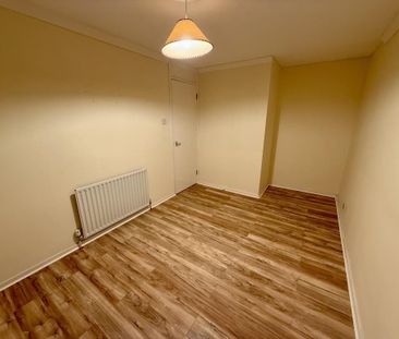 3 bedroom end of terrace house to rent - Photo 2