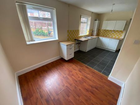 2 bedroom semi-detached house to rent - Photo 4