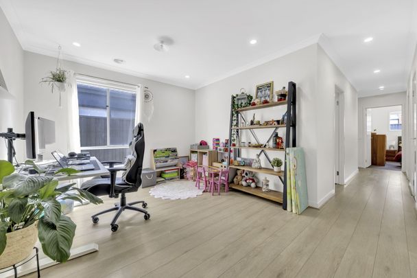 Stylish Craigieburn Home Offering Comfort & Convenience - Photo 1