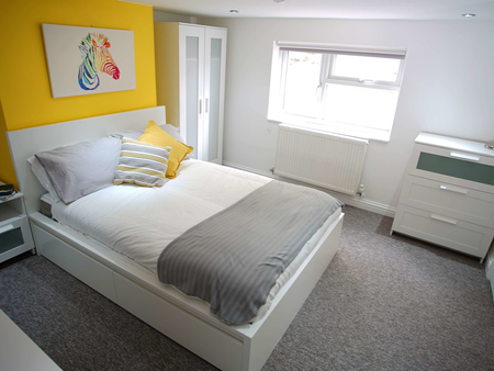 OX Living is proud to present this high-quality 6-bedroom co-living property, perfect for working professionals looking for stylish, stress-free living. Room 2 - Photo 5