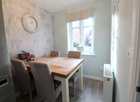 4 bedroom semi-detached house to rent - Photo 2