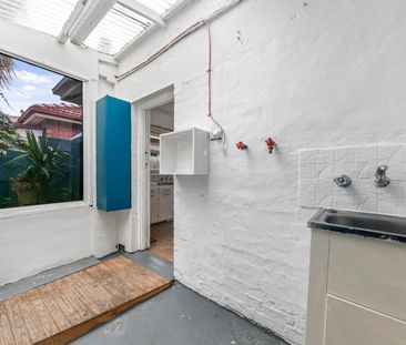 Classic two bedroom house with courtyard! - Photo 4