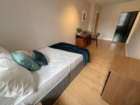3 bedroom flat to rent - Photo 4